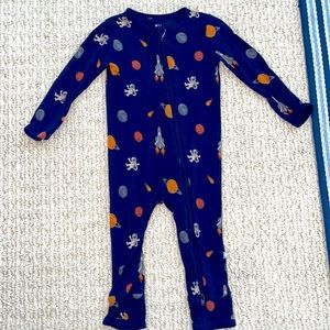 Kyte Baby Zippered Bamboo Romper in Space design. Size 18-24 months